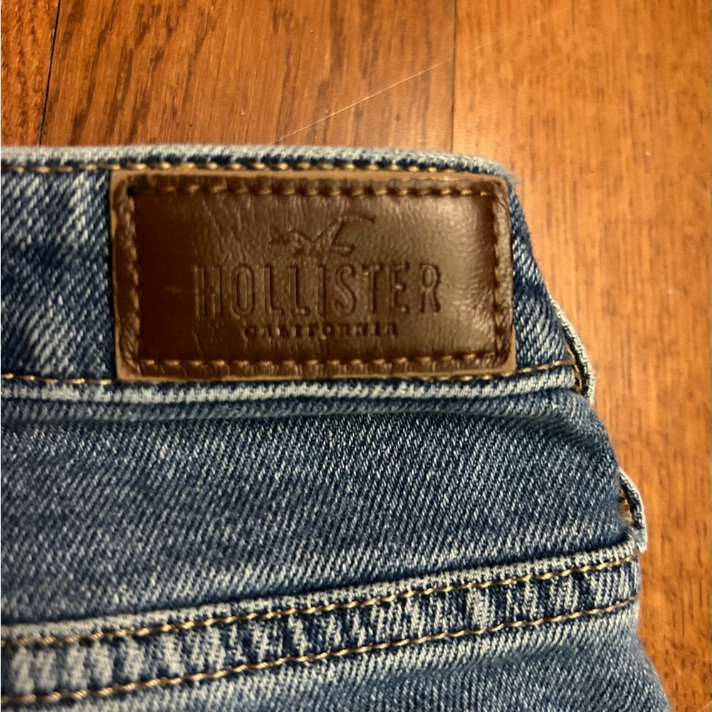 Hollister ripped distressed high~rise mom jean size 0. Vintage style. EUC - Picture 3 of 4